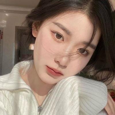 穿黄睡衣的女孩